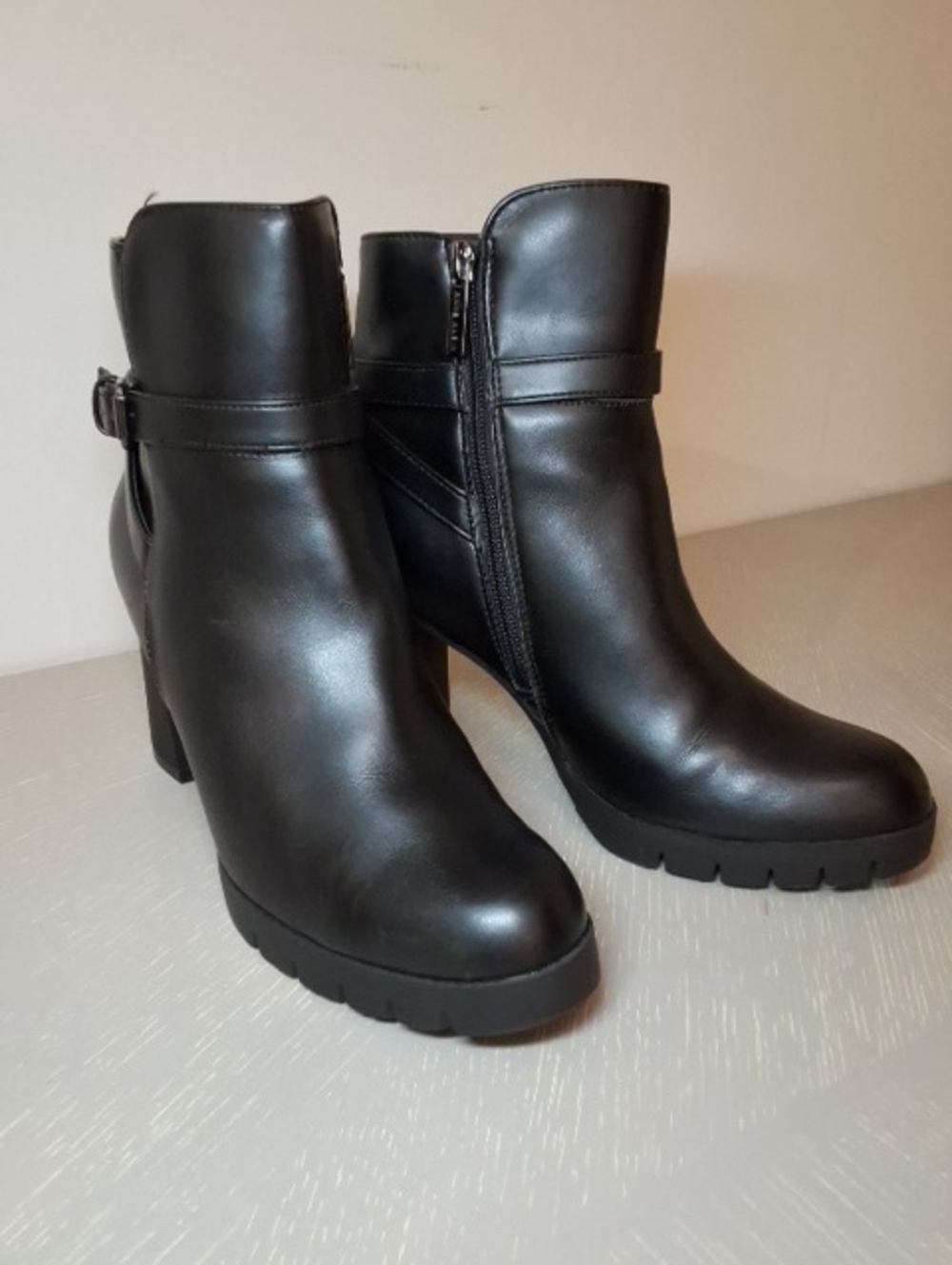 Anne Klein AK Hudson Black Ankle Black Buckle Heeled Ankle Boots Size 8.5